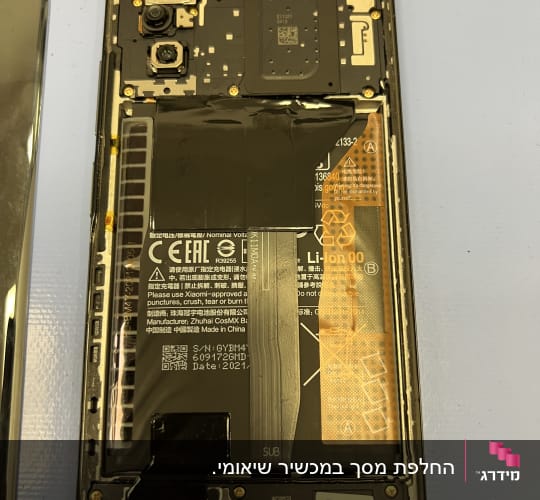 חלקים פנימיים של אייפון עם סוללה ומצלמות